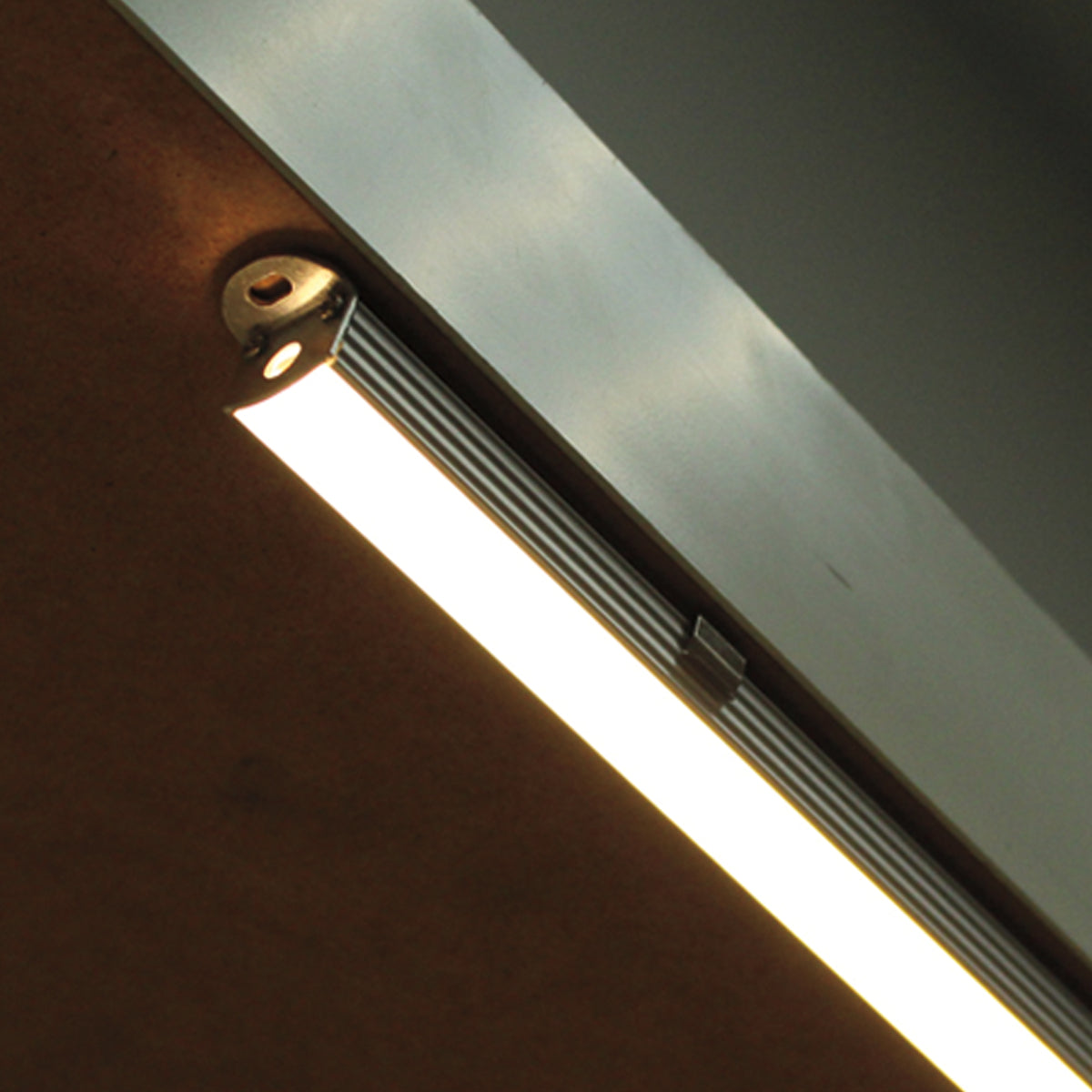 LED aluminum channel with frosted diffuser for linear lighting
